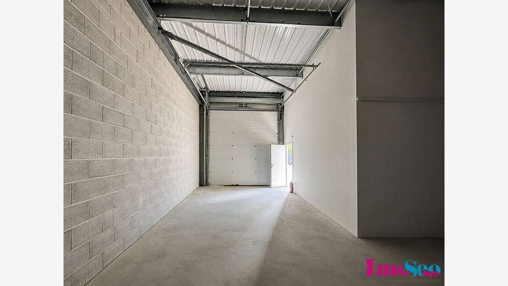 Entrepôt de 170m² à louer en ZA à Latresne