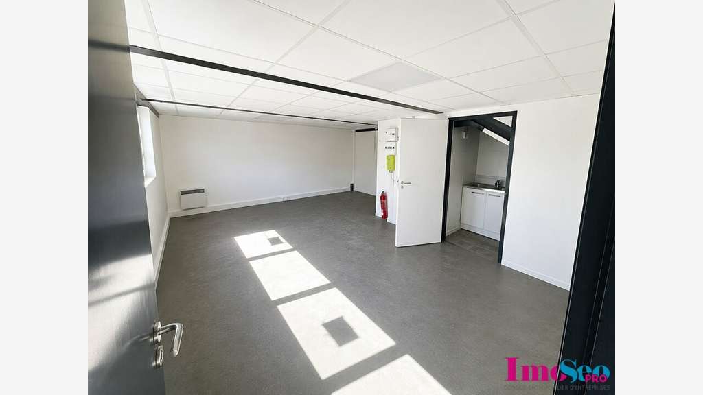 Entrepôt de 170m² à louer en ZA à Latresne