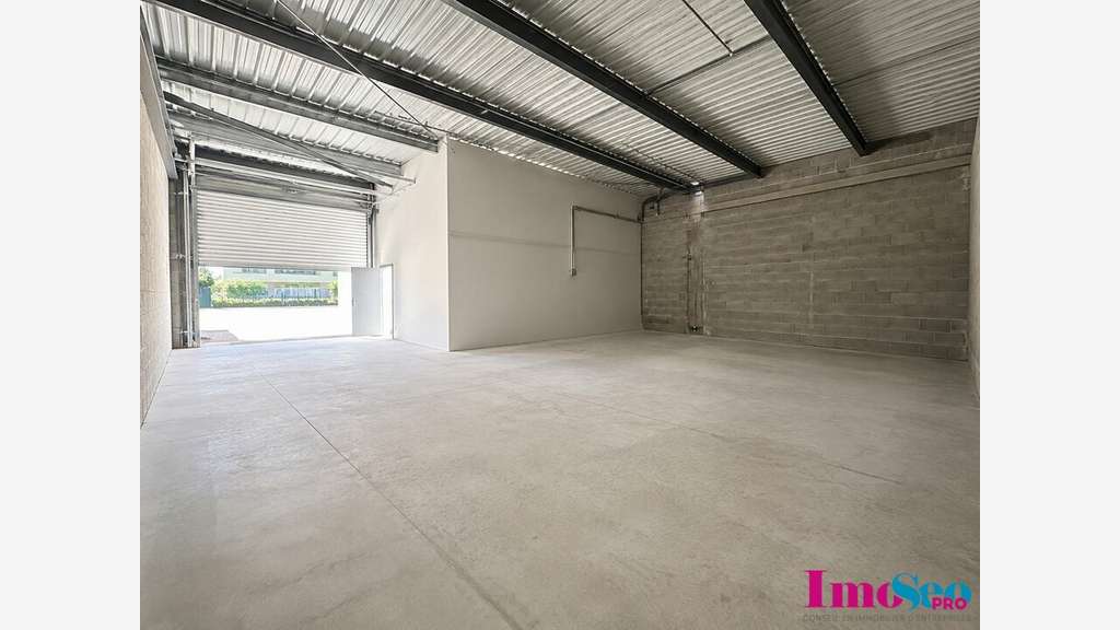 Entrepôt de 170m² à louer en ZA à Latresne