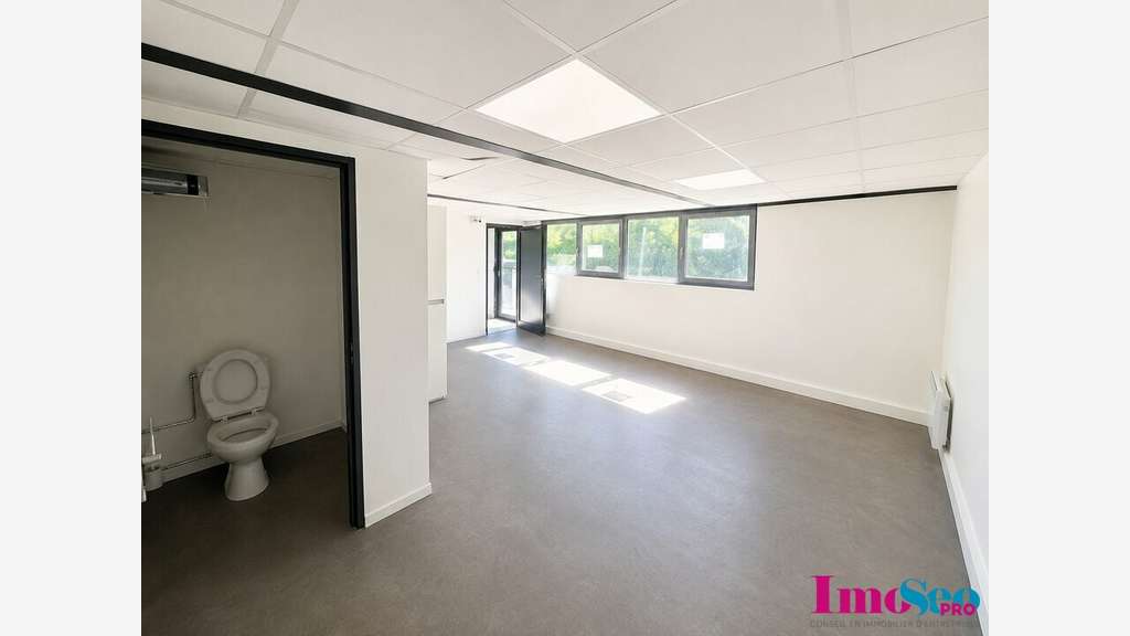 Entrepôt de 170m² à louer en ZA à Latresne