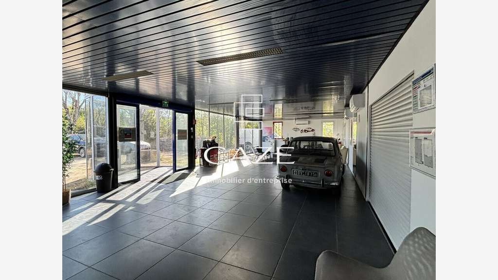 A louer bâtiment 800m² en zone d'activité Latresne