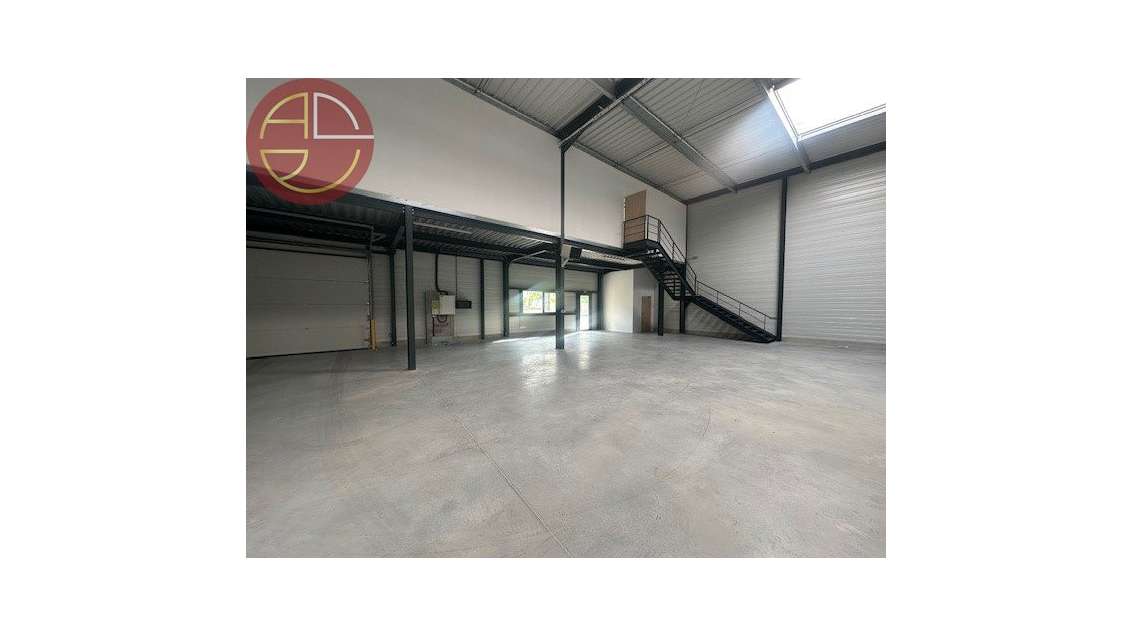 A louer entrepôt 673m² un parc neuf à Launaguet