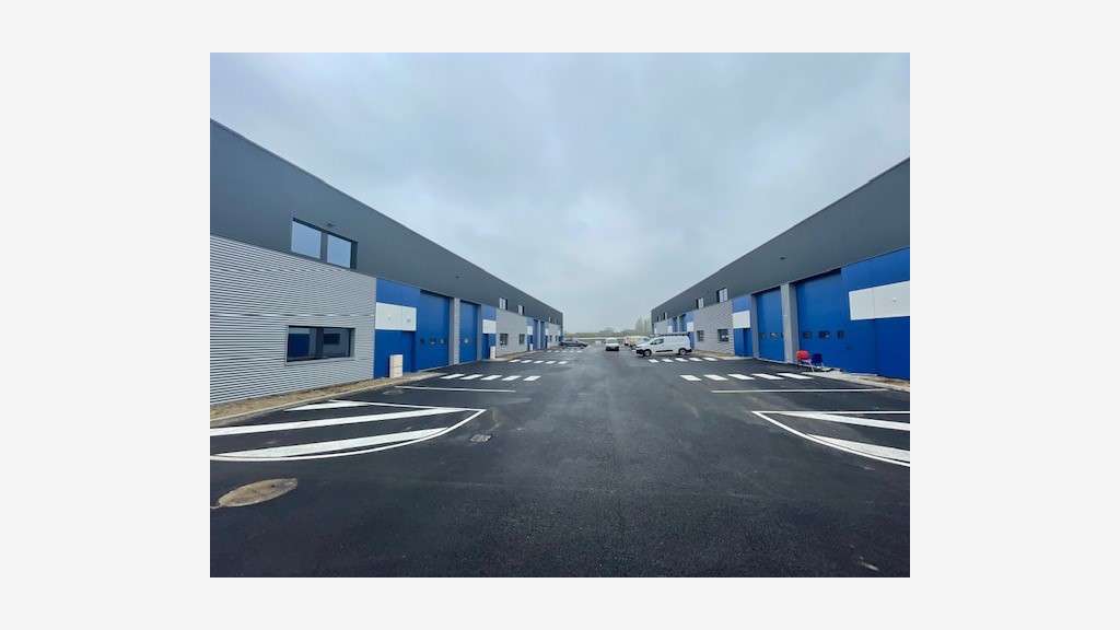 A louer cellules neuves à partir de 182m² à Laval