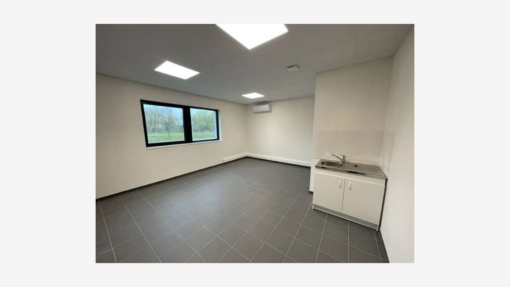 A louer cellules neuves à partir de 182m² à Laval