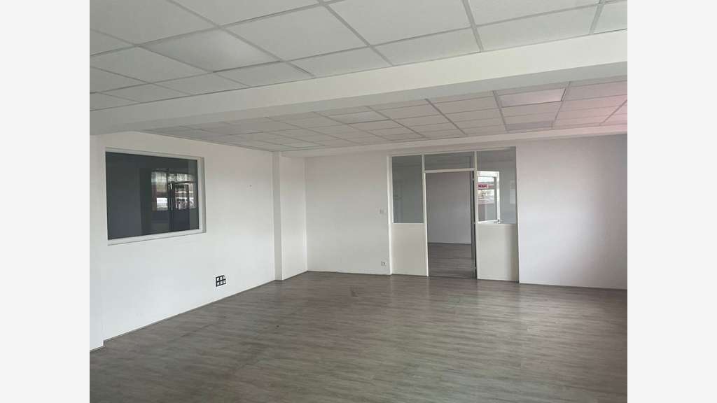 A louer local d'activités 650m² Laval ZA Touches