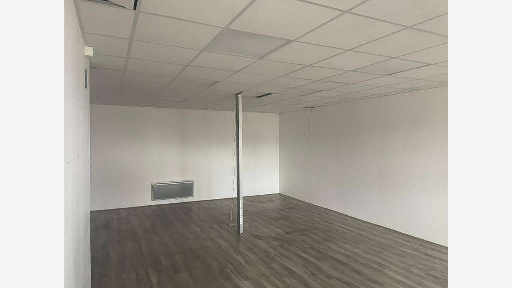 A louer local d'activités 650m² Laval ZA Touches
