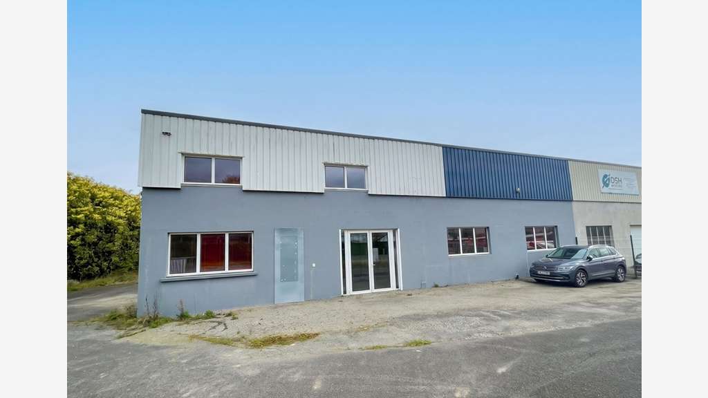 A louer local d'activités 650m² Laval ZA Touches