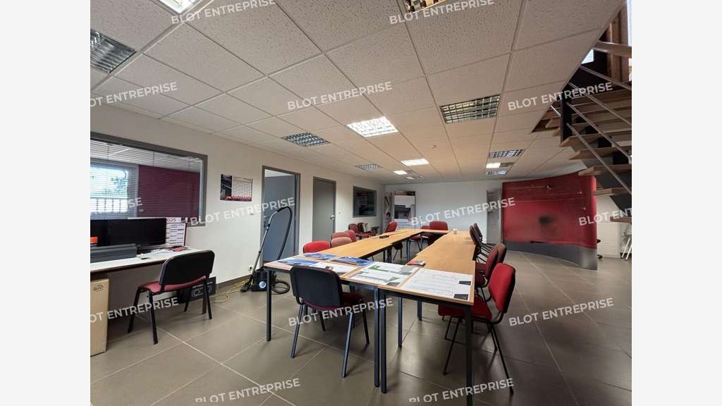Loue local activité 1500m² Le Bignon proche péage