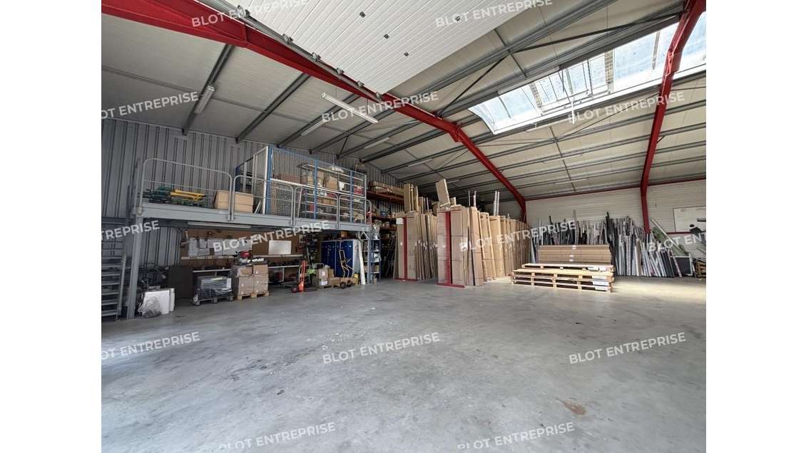 Loue local activité 1500m² Le Bignon proche péage