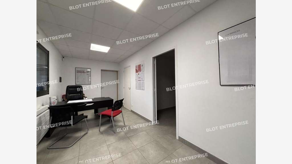A louer locaux d'activités 360m² au Bignon