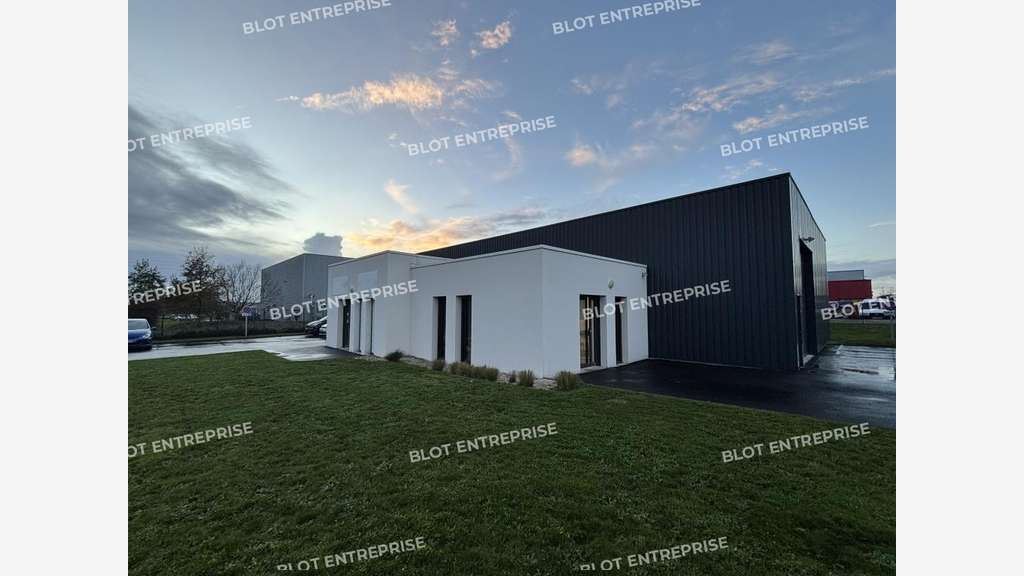 A louer locaux d'activités 360m² au Bignon