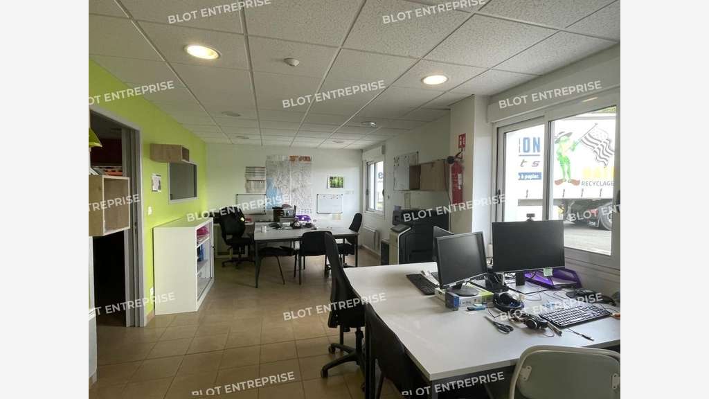 A LOUER - LOCAL D'ACTIVITES - 616 M² - LE BIGNON
