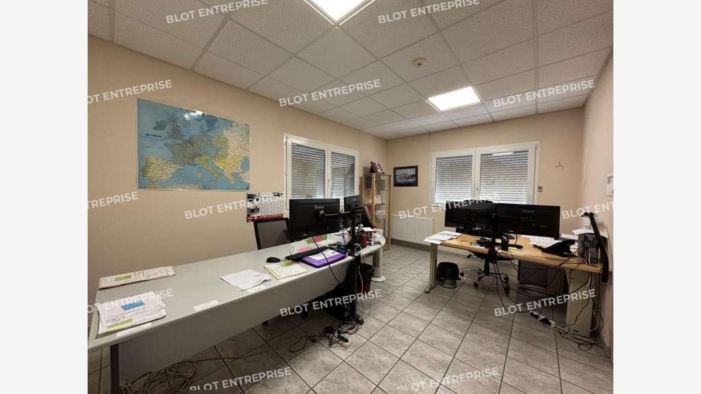 À LOUER - LOCAUX D'ACTIVITÉS - 1 632 M² - LE BI