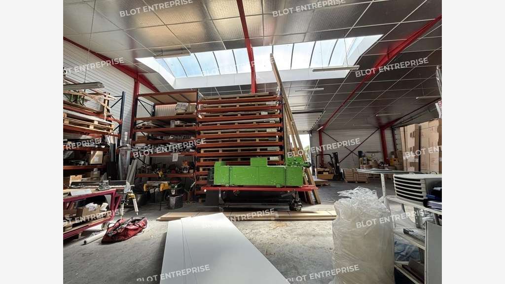À LOUER - LOCAUX D'ACTIVITÉS - 1 016 M² - LE BI