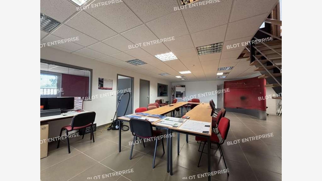 À LOUER - LOCAUX D'ACTIVITÉS - 1 016 M² - LE BI
