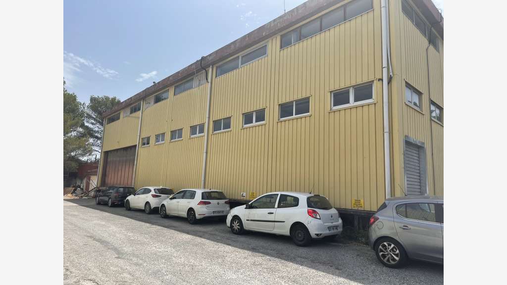 Rare à louer bâtiment indépendant 2900m² au Cannet