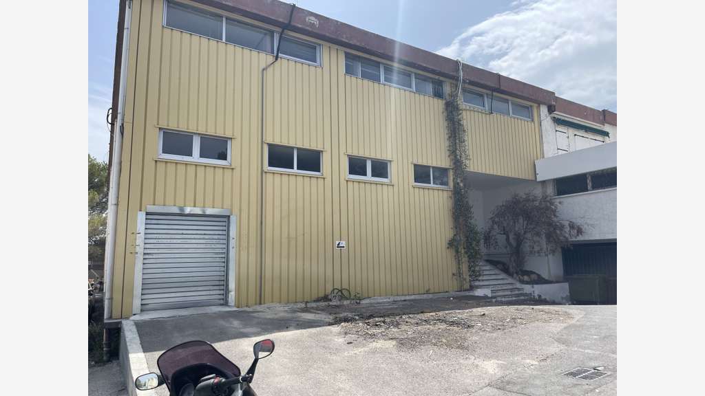 Rare à louer bâtiment indépendant 2900m² au Cannet