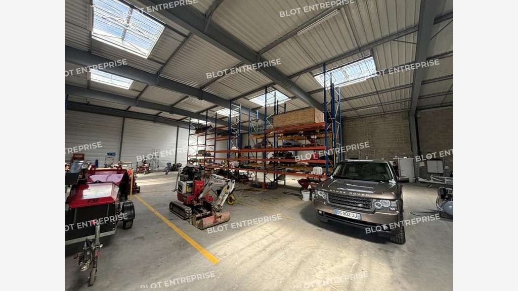 A louer locaux d'activités 1060m² au Cellier