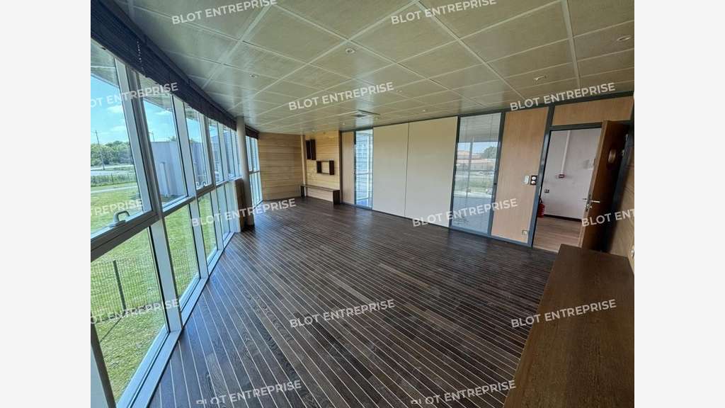 A louer locaux d'activités 1060m² au Cellier