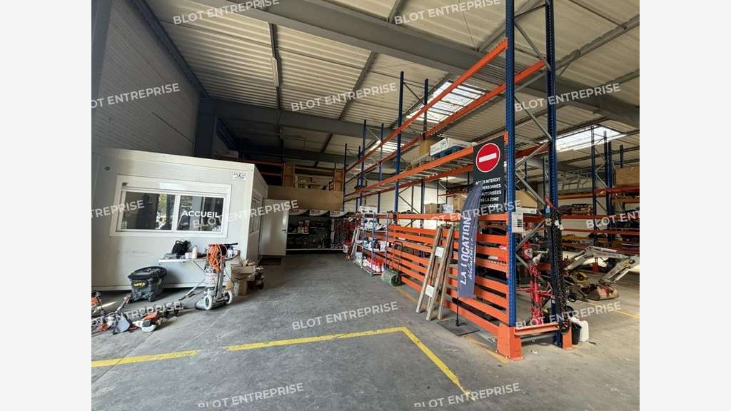 A louer locaux d'activités 1060m² au Cellier