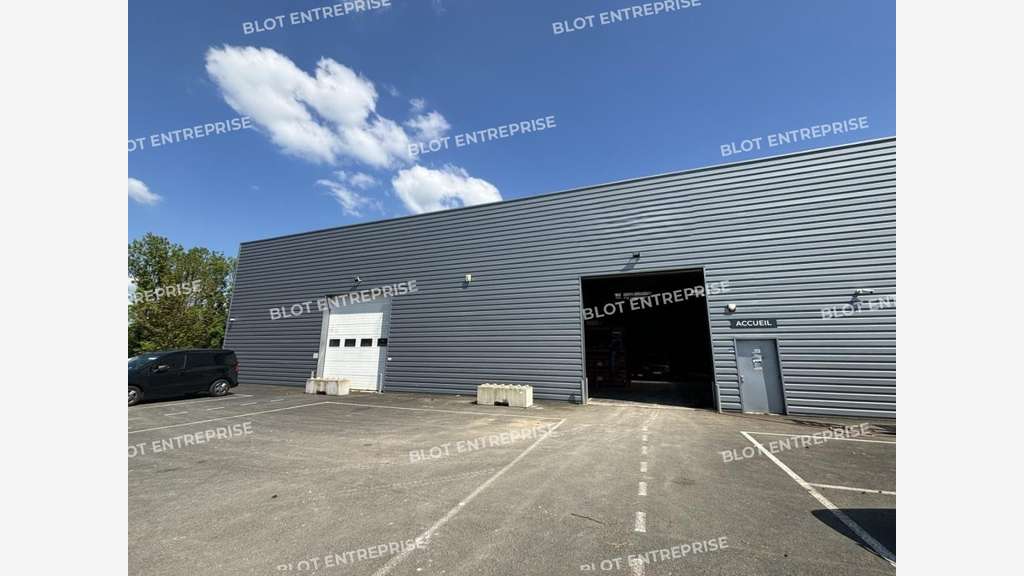 A louer locaux d'activités 1060m² au Cellier