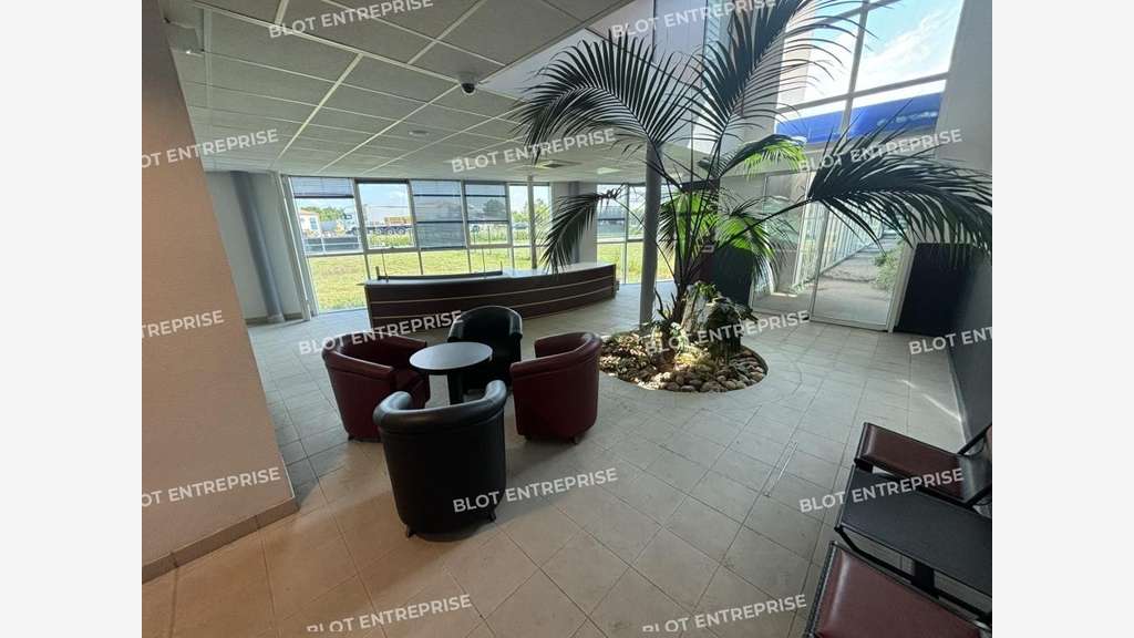 A louer locaux d'activités 1060m² au Cellier