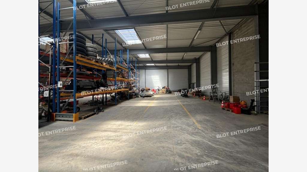 A louer locaux d'activités 1060m² au Cellier