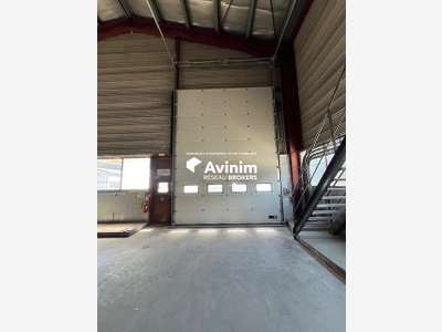 Local d'activité de 300 m² avec mezzanine et b