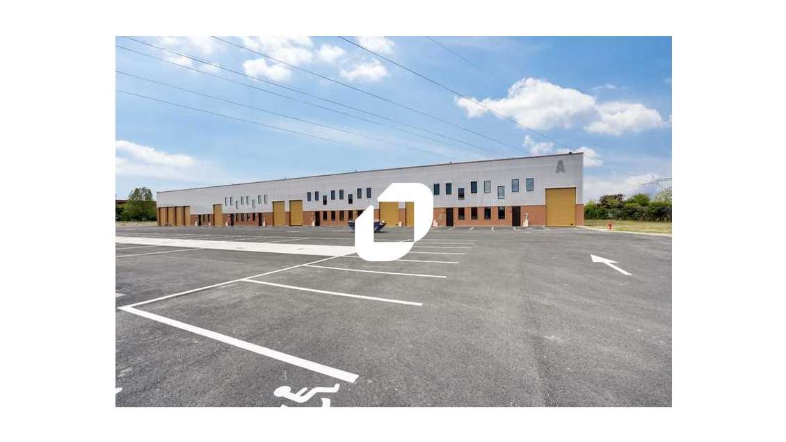 Au coeur d'une zone logistique le long de l'autoro