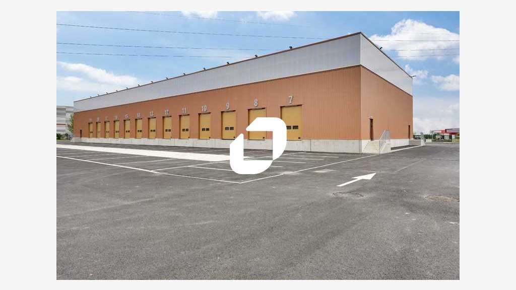 Au coeur d'une zone logistique le long de l'autoro
