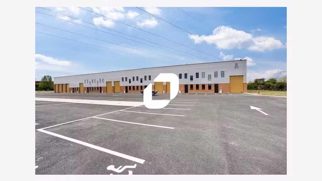 Au coeur d'une zone logistique le long de l'autoro
