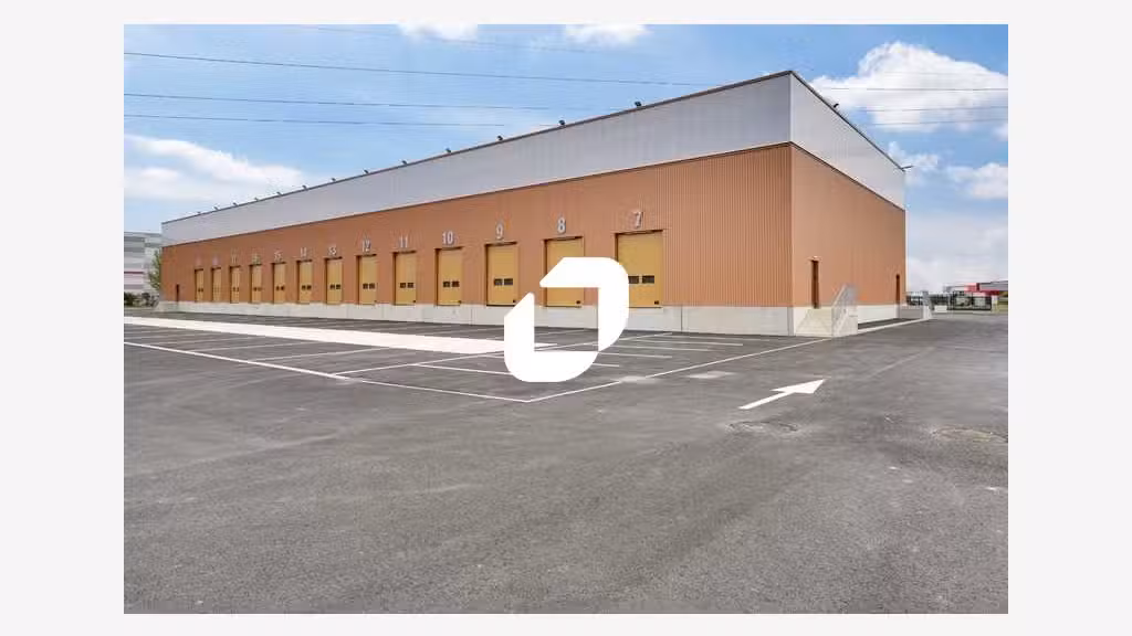 Au coeur d'une zone logistique le long de l'autoro