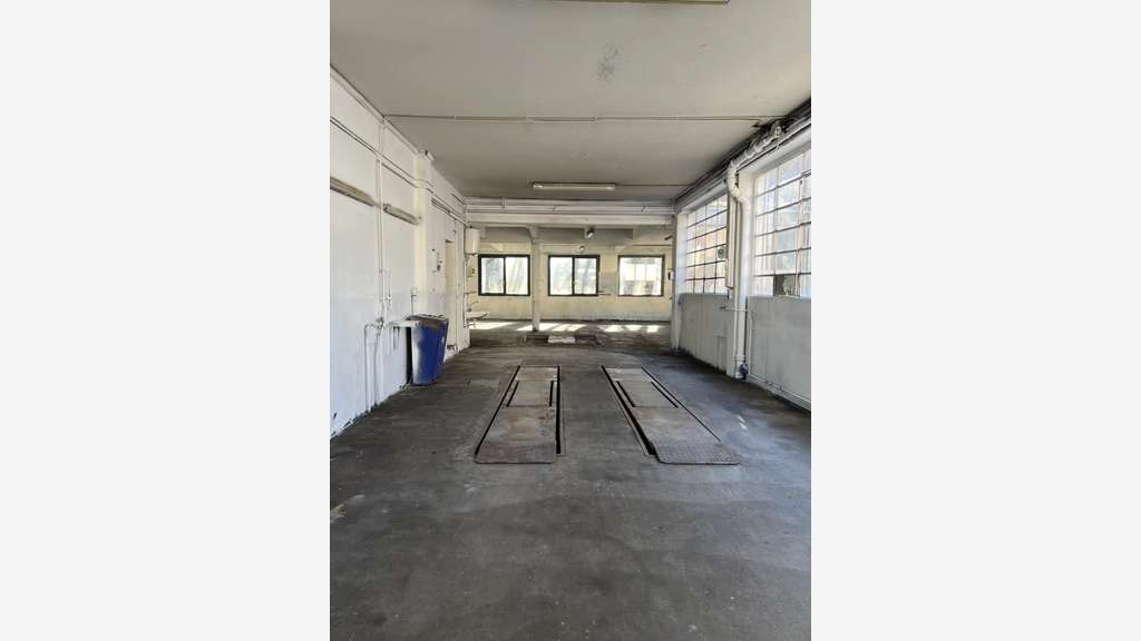 LE FAYET SAINT GERVAIS - ENTREPOT A LOUER 256M²
