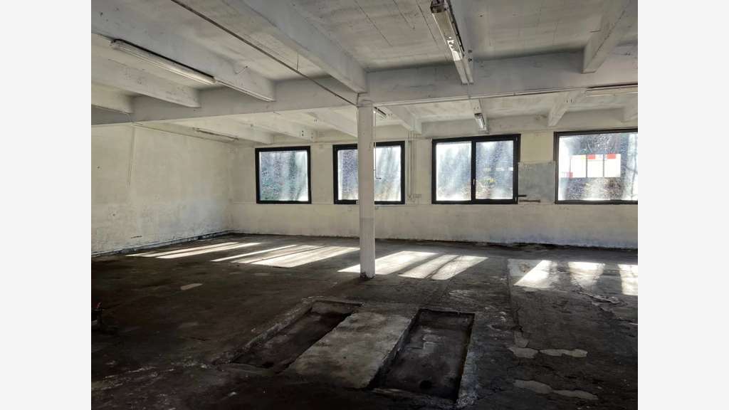 LE FAYET SAINT GERVAIS - ENTREPOT A LOUER 256M²
