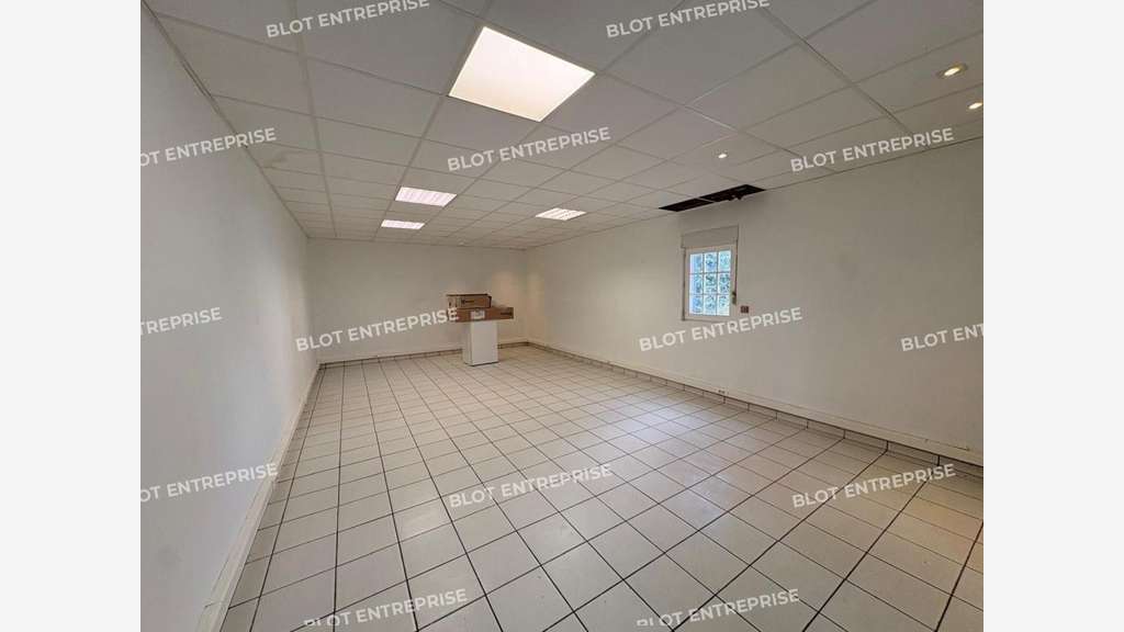 A LOUER - LOCAL AVEC PORTE SECTIONNELLE 210 m² LE 