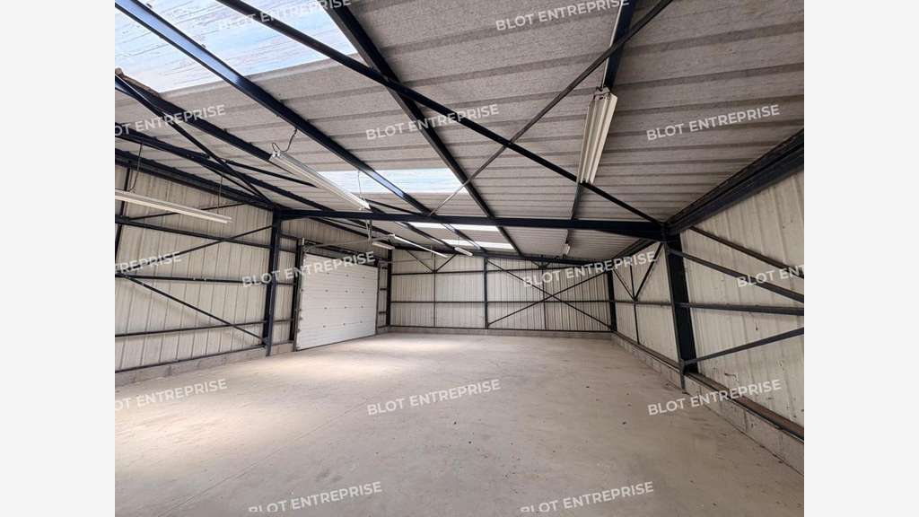 A LOUER - LOCAL AVEC PORTE SECTIONNELLE 210 m² LE 