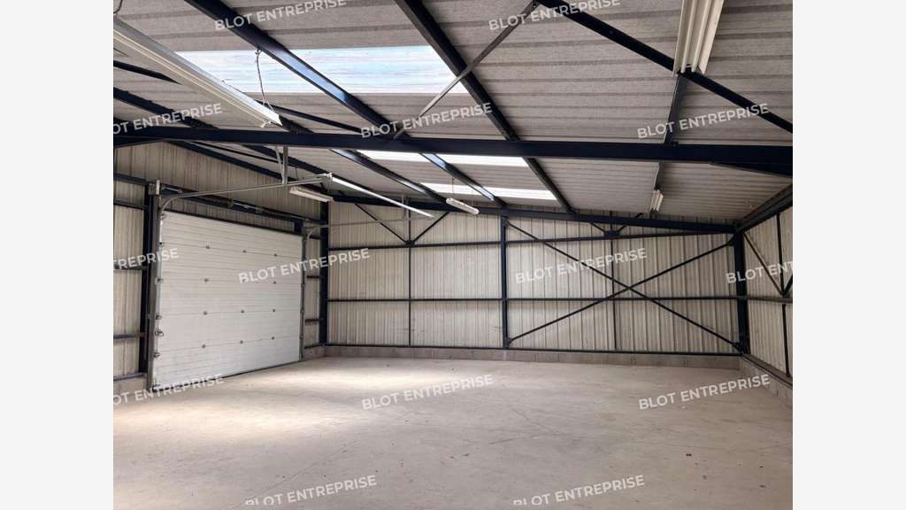A LOUER - LOCAL AVEC PORTE SECTIONNELLE 210 m² LE 