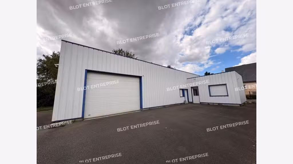 Loue local avec porte sectionnelle 210m² le Foeil