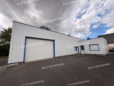 Loue local avec porte sectionnelle 210m² le Foeil