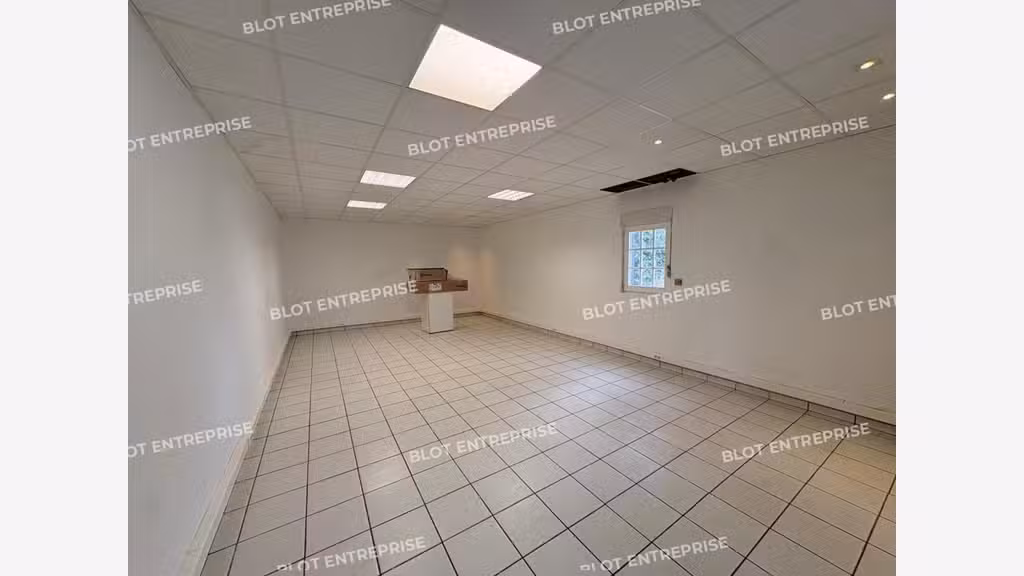 Loue local avec porte sectionnelle 210m² le Foeil