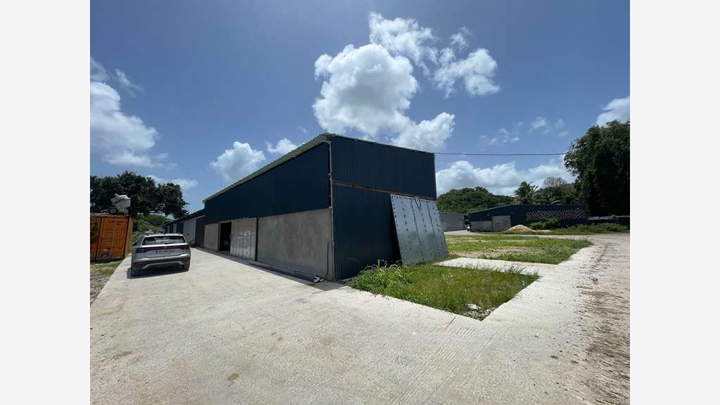 A louer entrepôt de 250m² proche Riviera Le Gosier