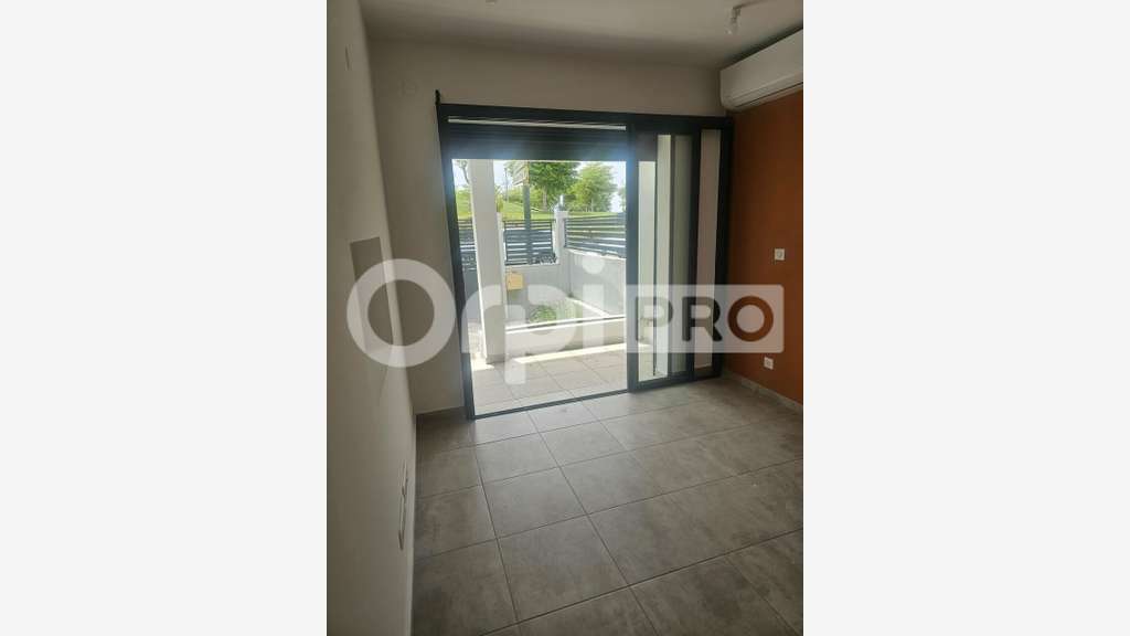 A louer 62 m² local professionnel GOSIER