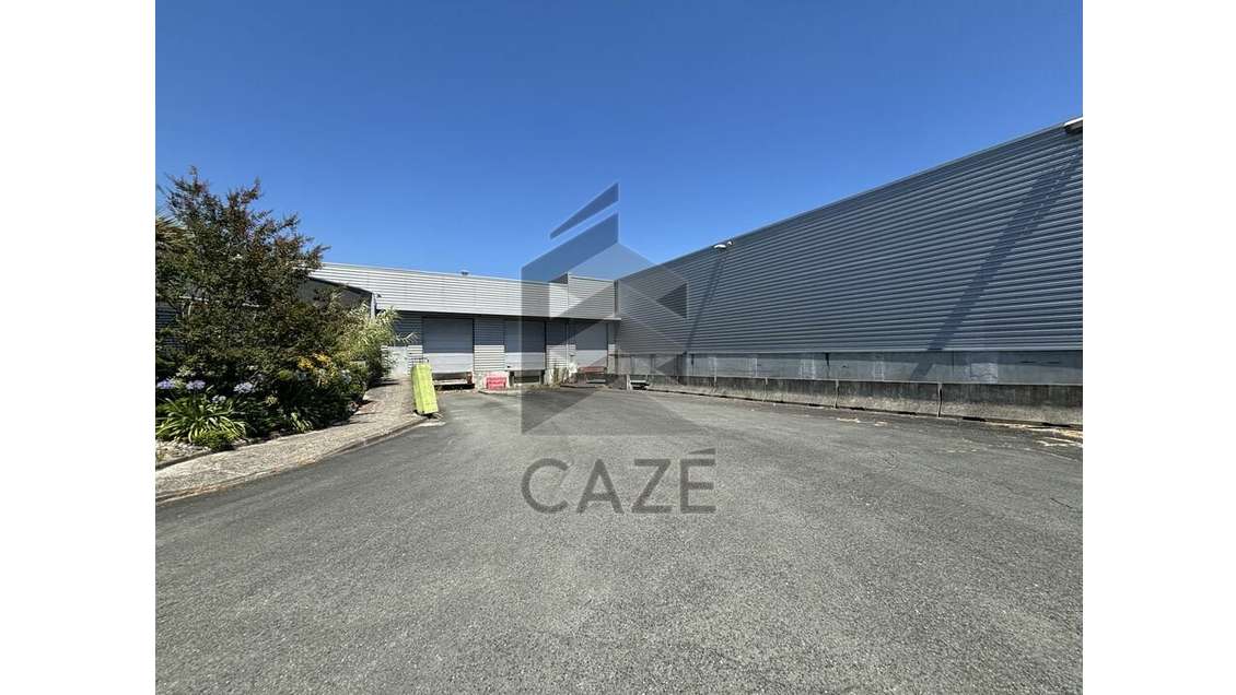 A louer entrepôt proche rocade sortie 9 au Haillan