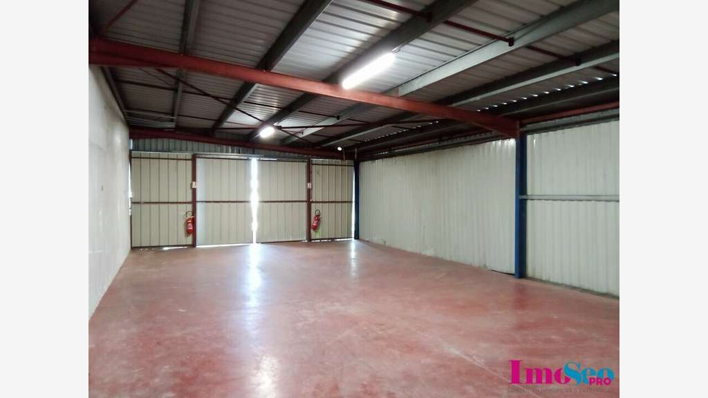 A louer entrepôt de 1380m² accès PL Le Haillan