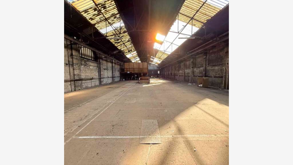Local d'activités 1488m² empl stratégique Le Havre