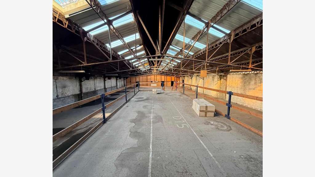 À vendre ou louer local activités 1129m² Le Havre