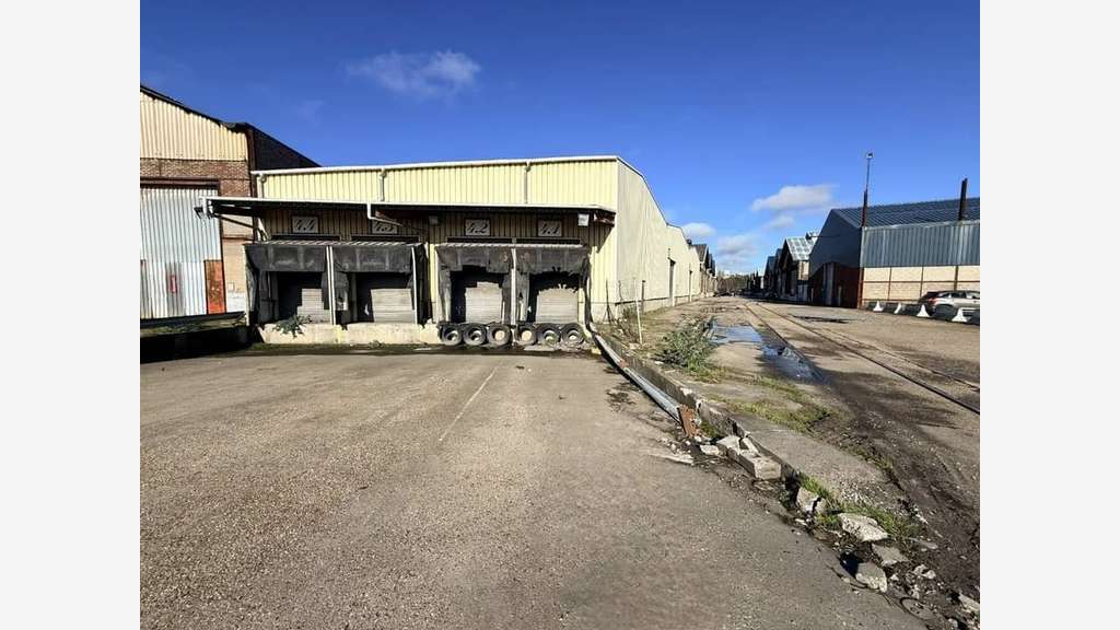 À vendre ou à louer local  1856m² au Havre