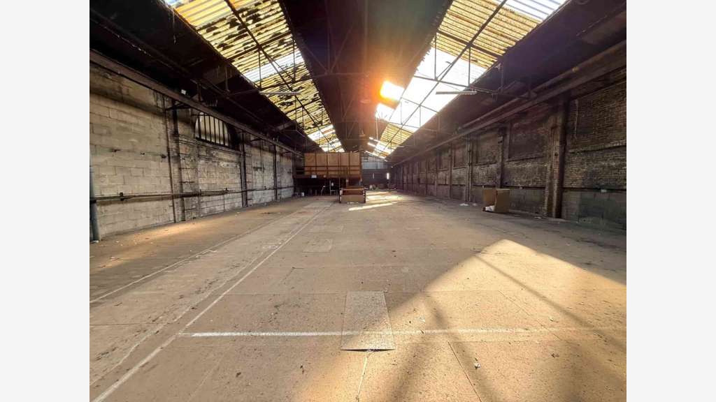 À vendre ou louer local activités 1488m² au Havre