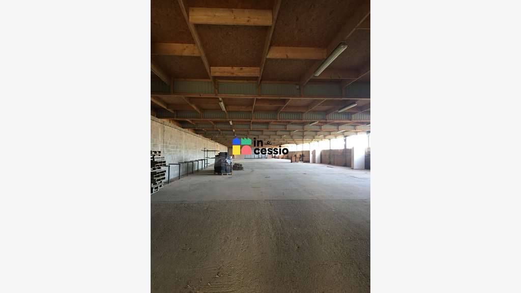 A louer bâtiment d'activité de 2 200m² Le Luart