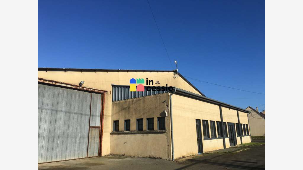 A louer bâtiment d'activité de 2 200m² Le Luart